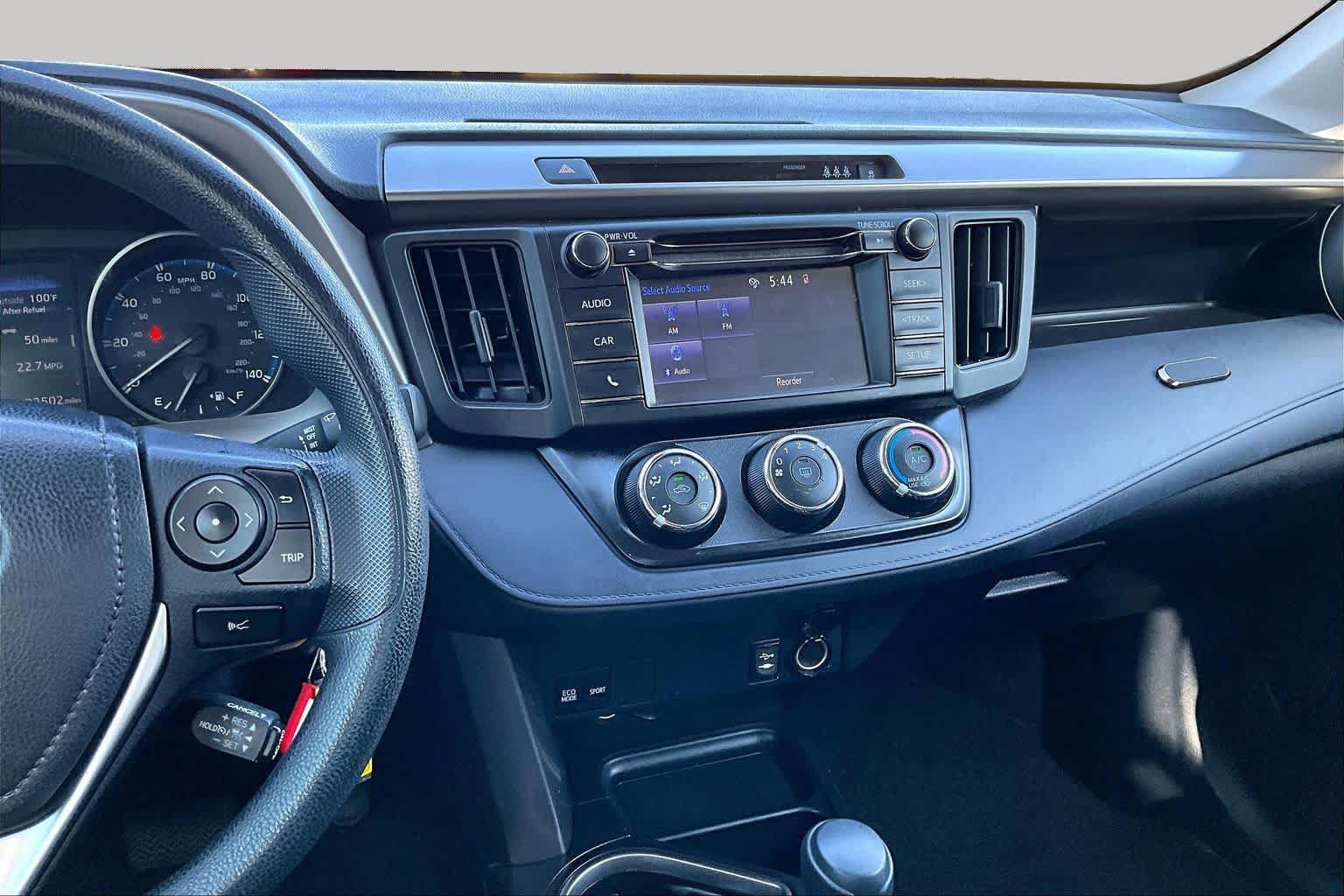 Used 2018 Toyota RAV4 LE FWD image 7