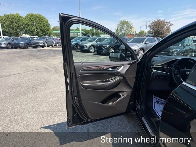 Used 2023 Buick Enclave Avenir AWD/4WD image 28
