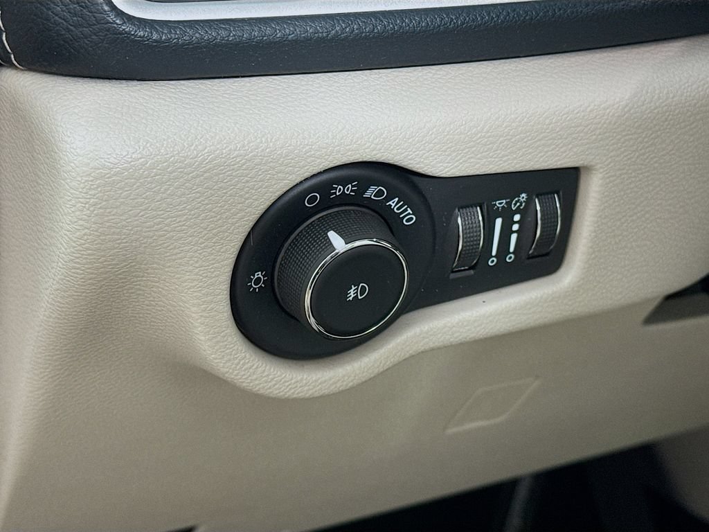 Used 2021 Chrysler Pacifica Touring-L w/ Premium & Safety Sphere Group FWD image 12