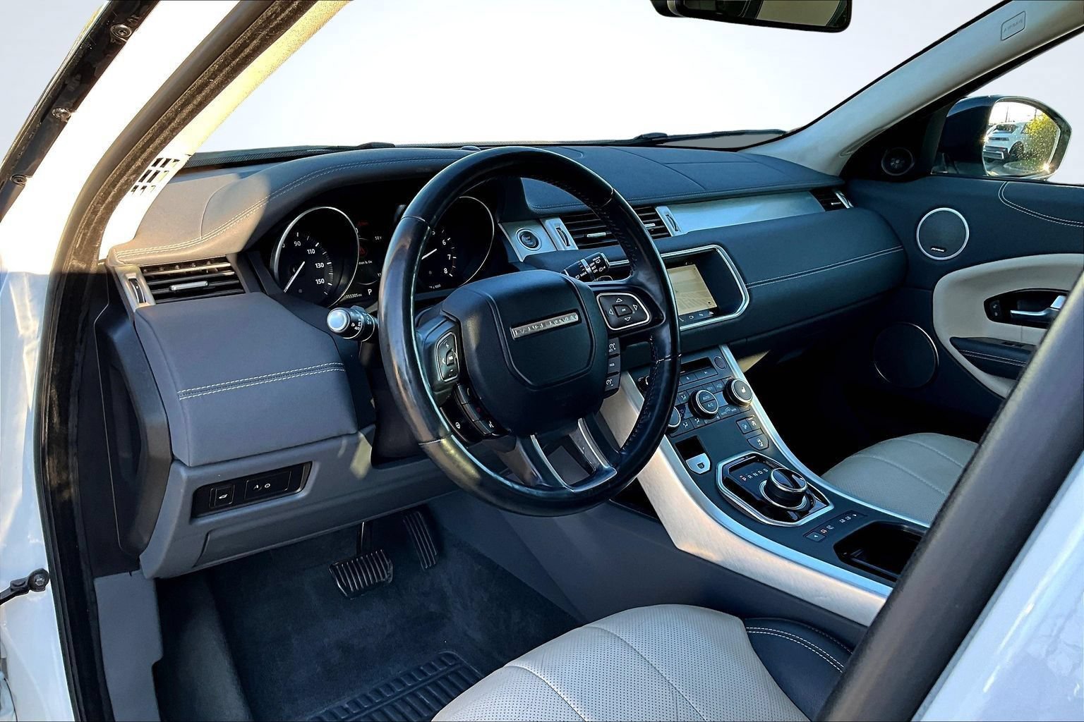 Used 2017 Land Rover Range Rover Evoque SE AWD/4WD image 18