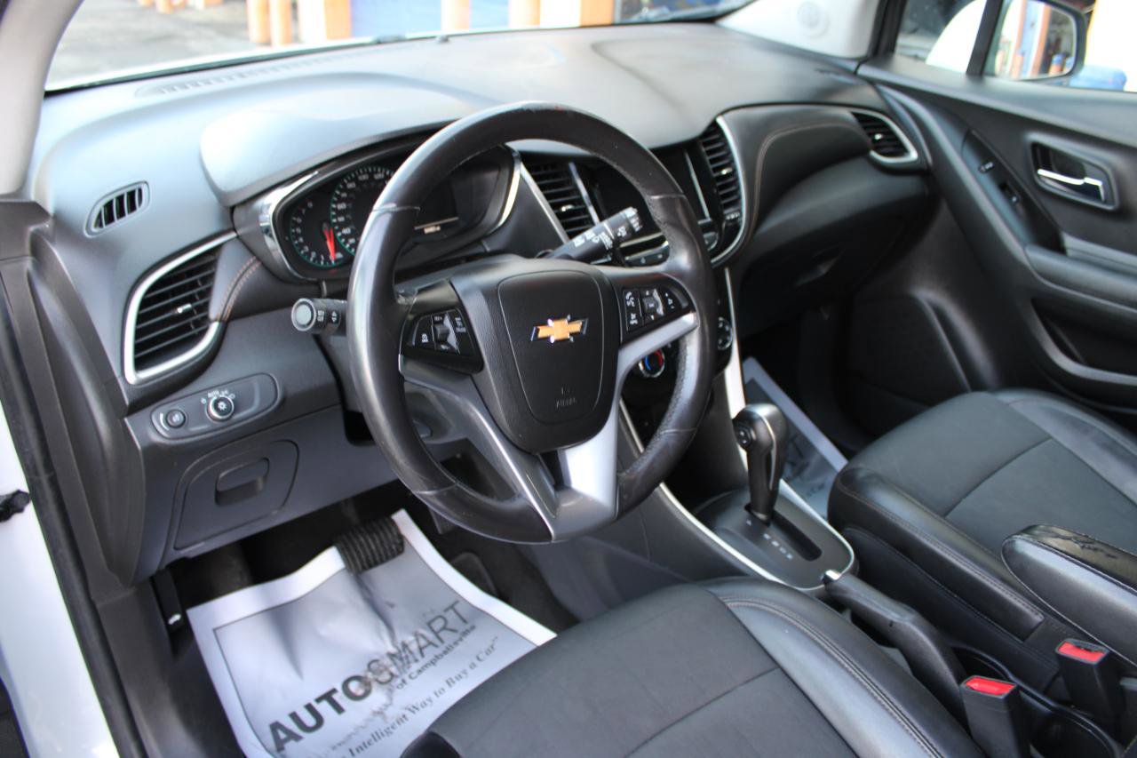 Used 2021 Chevrolet Trax LT w/ LT Convenience Package image 12