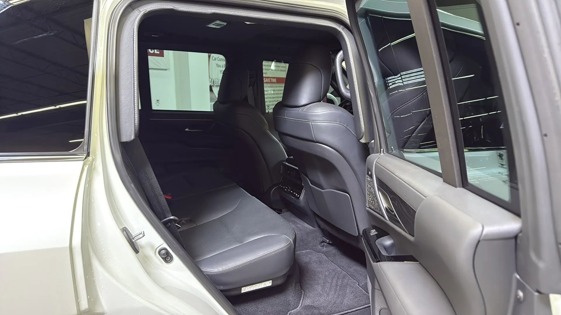 Used 2022 Lexus LX 600 4WD w/ Premium Package image 21