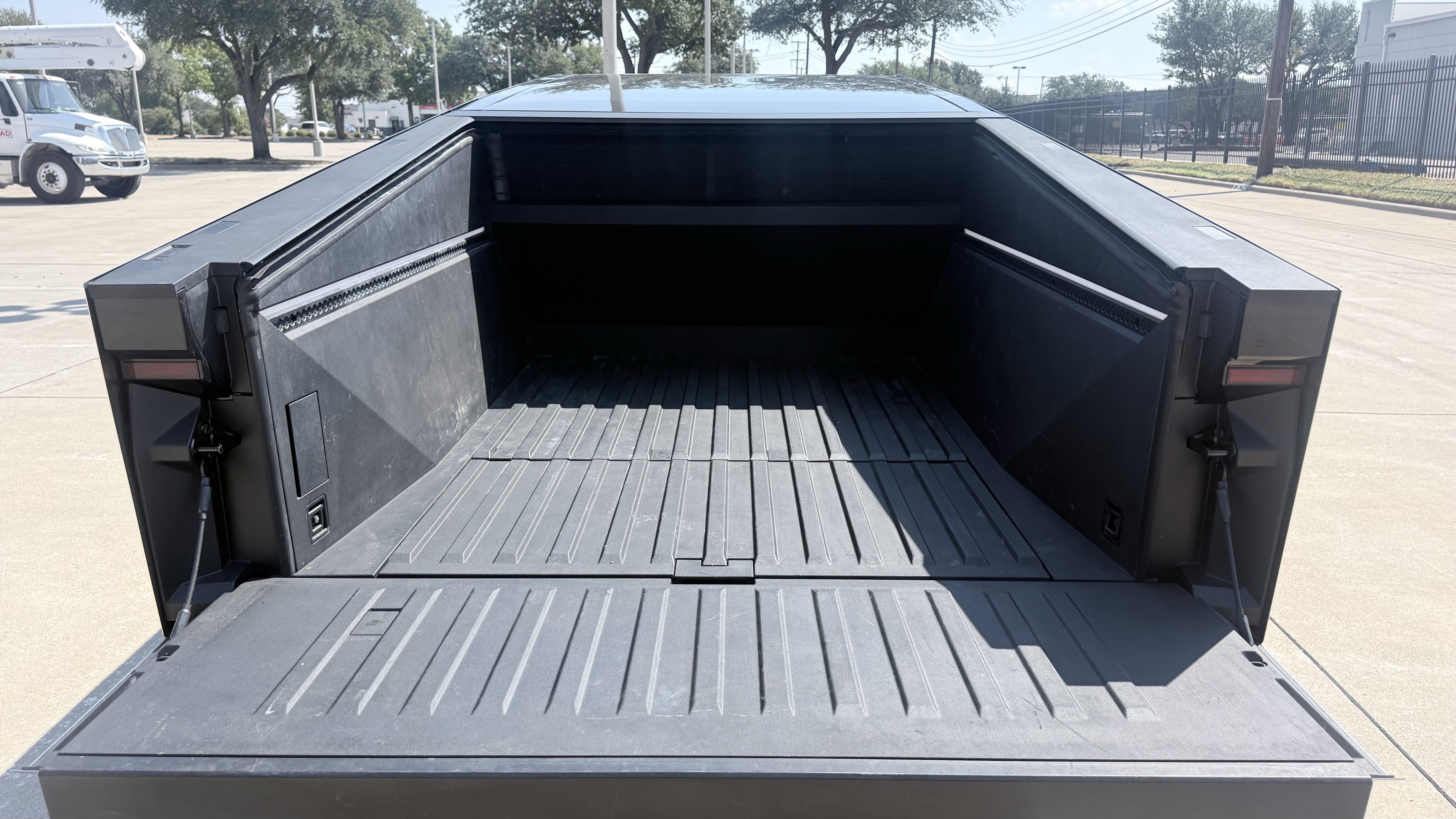 Used 2025 Tesla Cybertruck AWD Crew Cab image 10