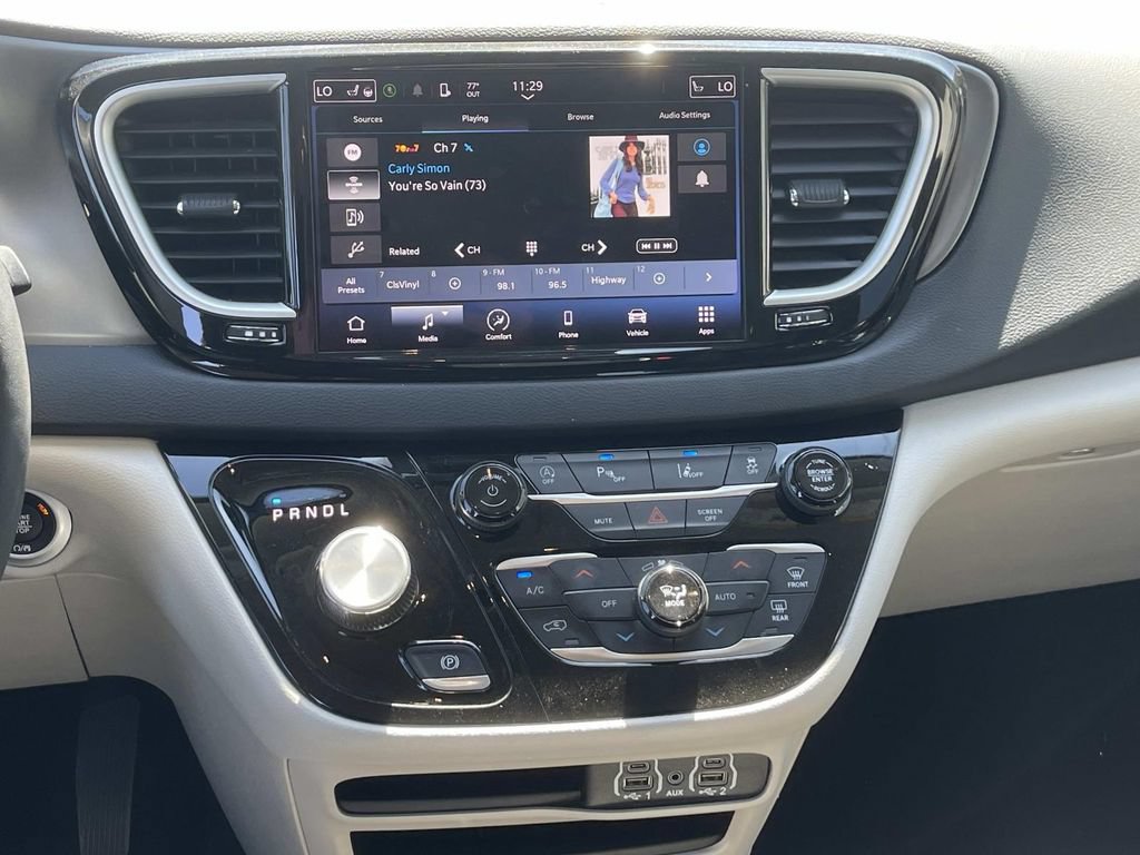 Used 2024 Chrysler Pacifica Touring-L FWD image 11