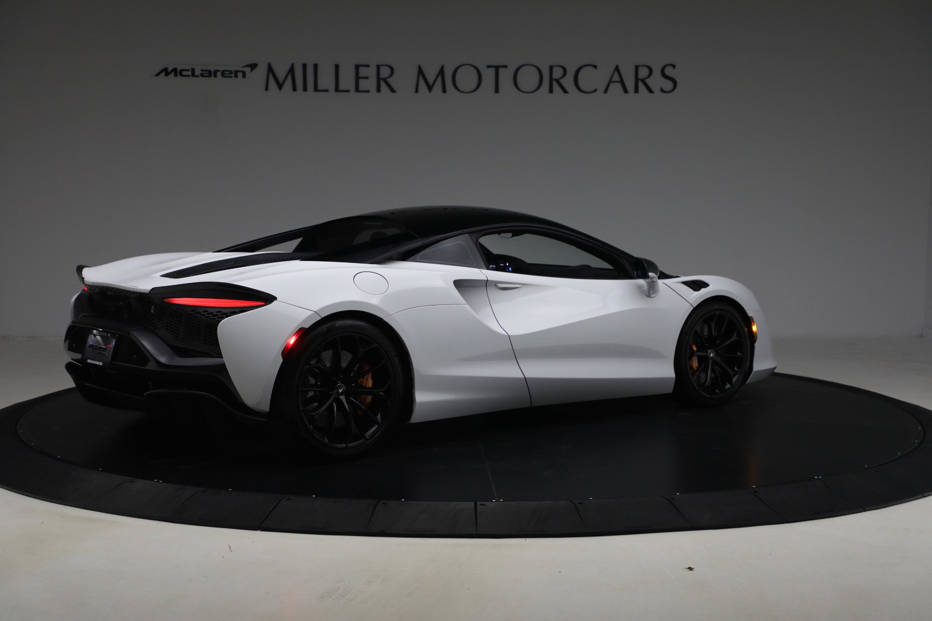 Used 2023 McLaren Artura image 8