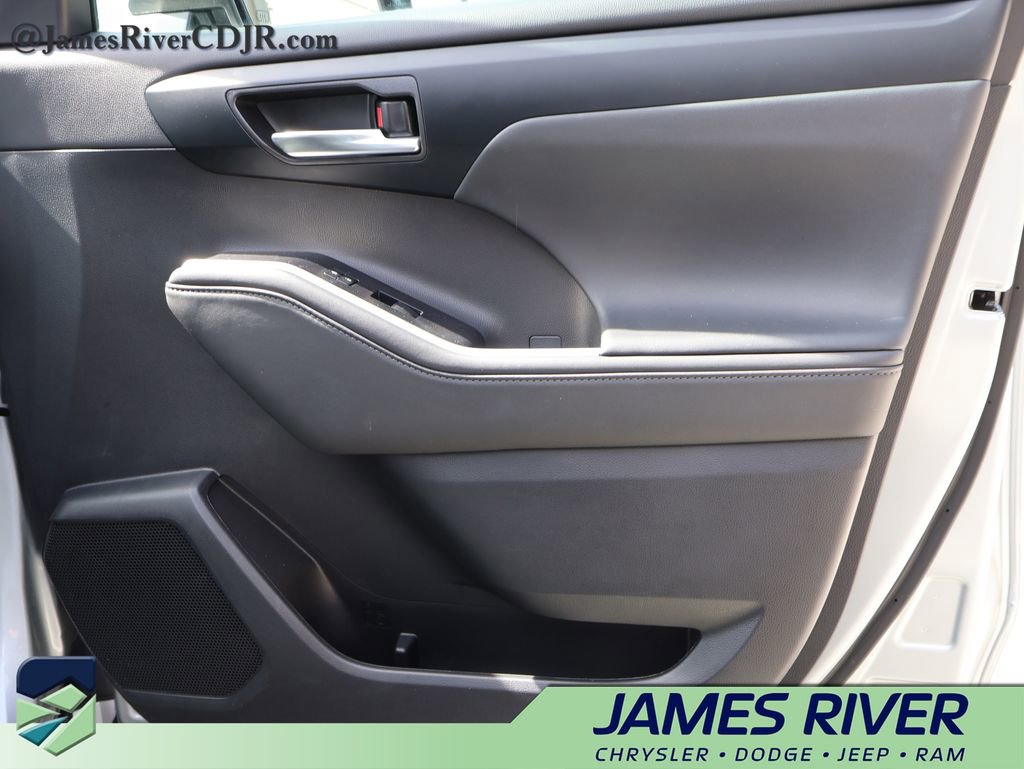 Used 2025 Toyota Highlander XLE image 8