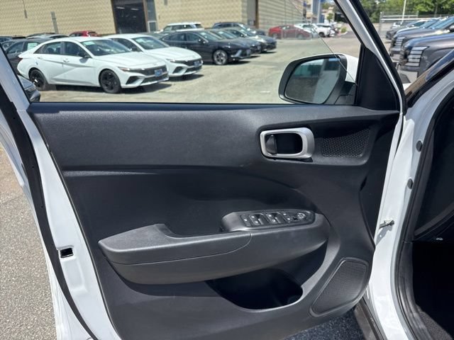 Used 2024 Hyundai Venue SE FWD image 30