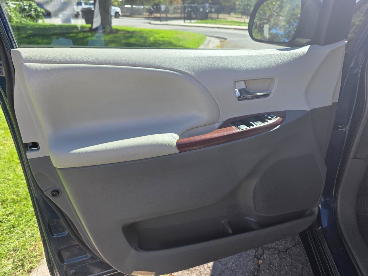 Used 2012 Toyota Sienna XLE FWD image 16