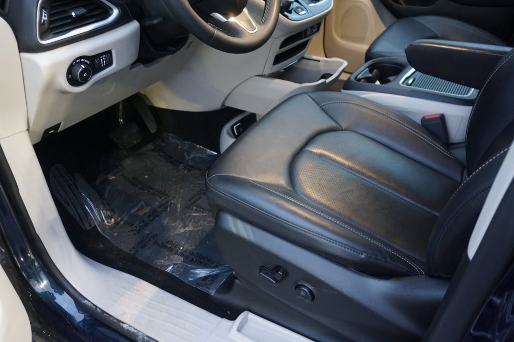 Used 2024 Chrysler Pacifica Touring-L image 24