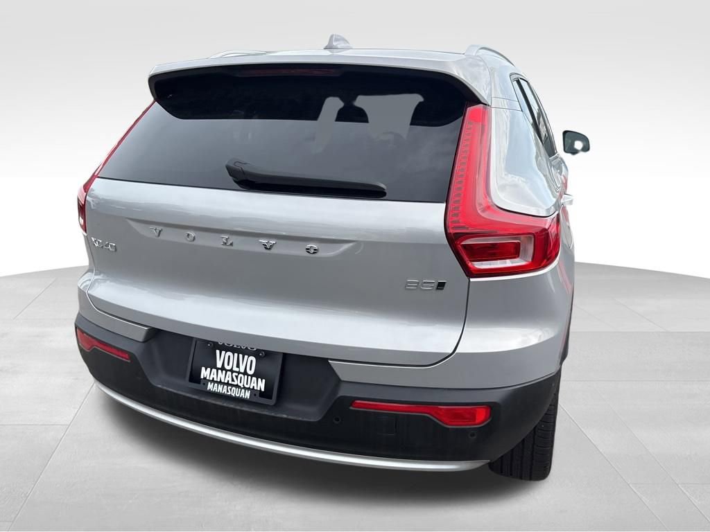Used 2025 Volvo XC40 B5 Plus AWD/4WD image 11
