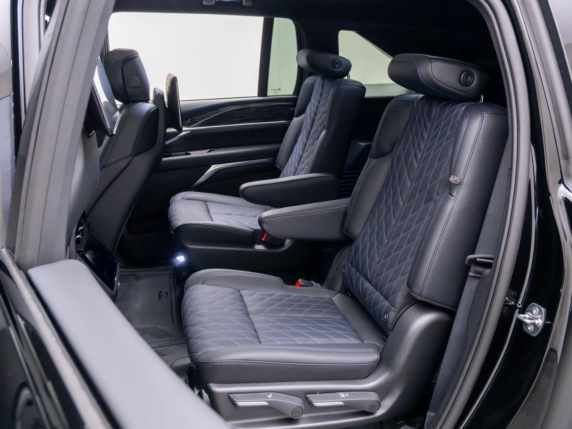 New 2026 Cadillac Escalade IQ Sport 1 w/ LPO, ONYX Package AWD/4WD image 15