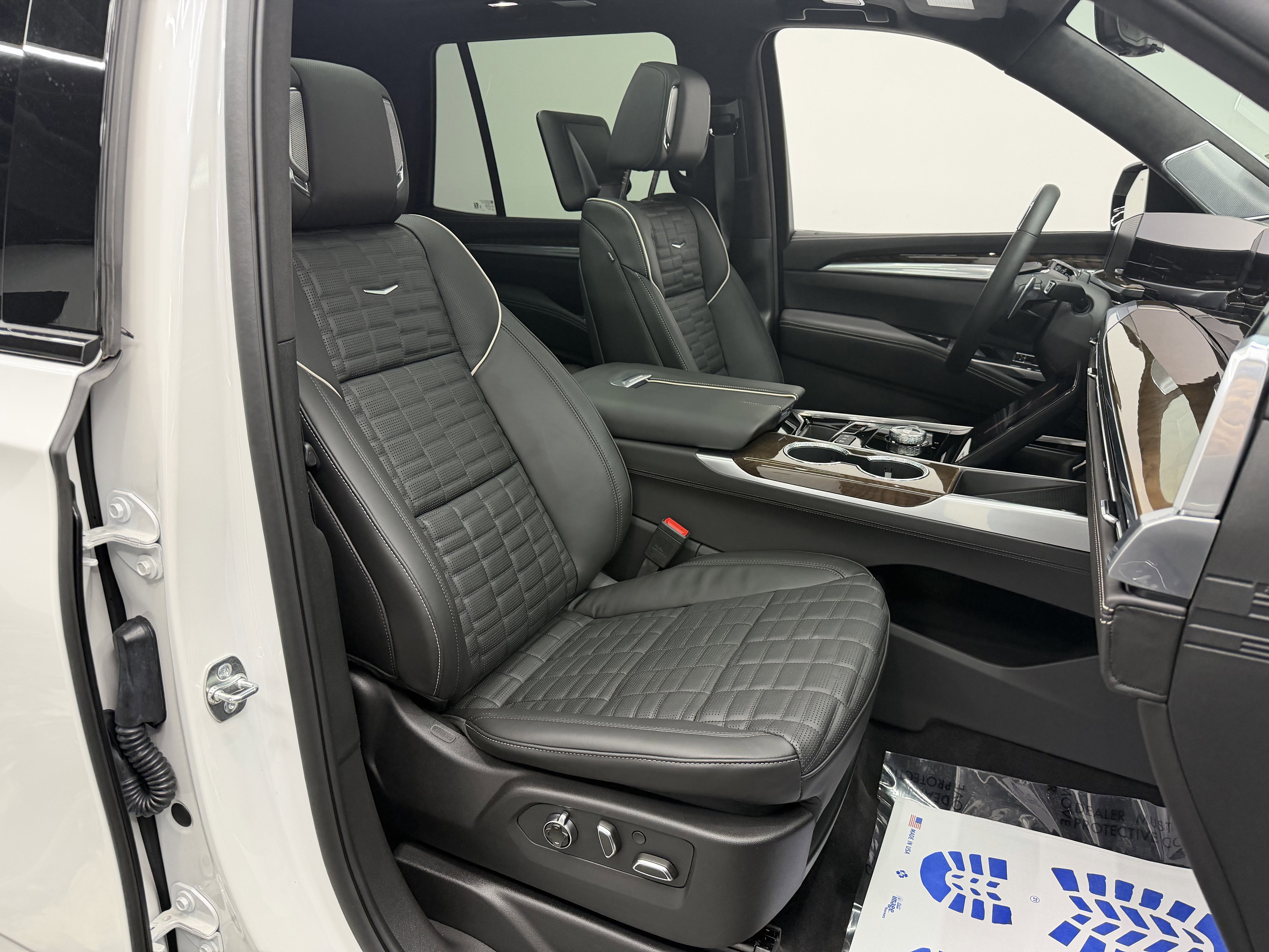 Used 2025 Cadillac Escalade Sport Platinum w/ LPO, ONYX Package image 24