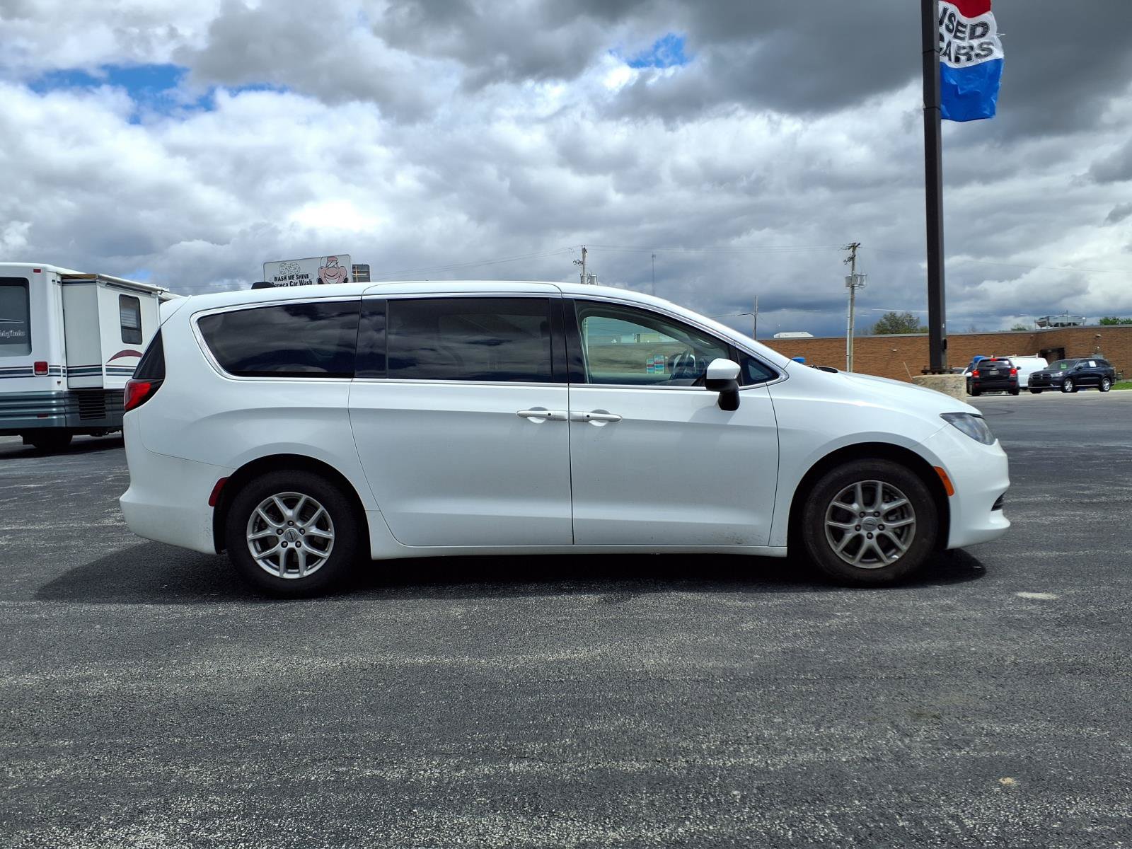 Used 2022 Chrysler Voyager LX FWD image 5