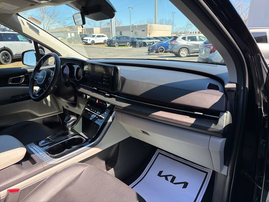 Certified 2024 Kia Carnival EX image 12