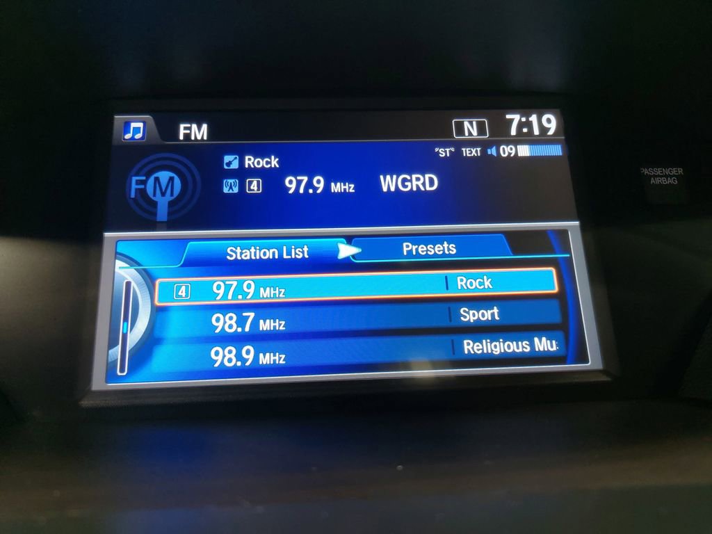 Used 2017 Acura MDX SH-AWD image 23