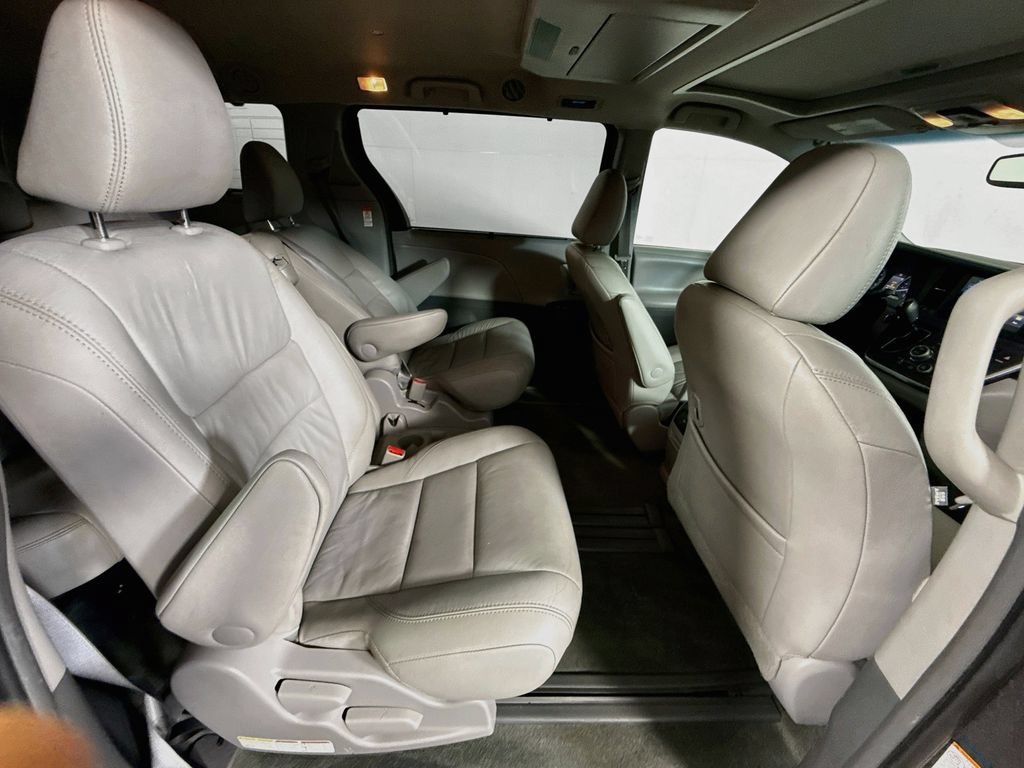 Used 2015 Toyota Sienna XLE Premium FWD image 25
