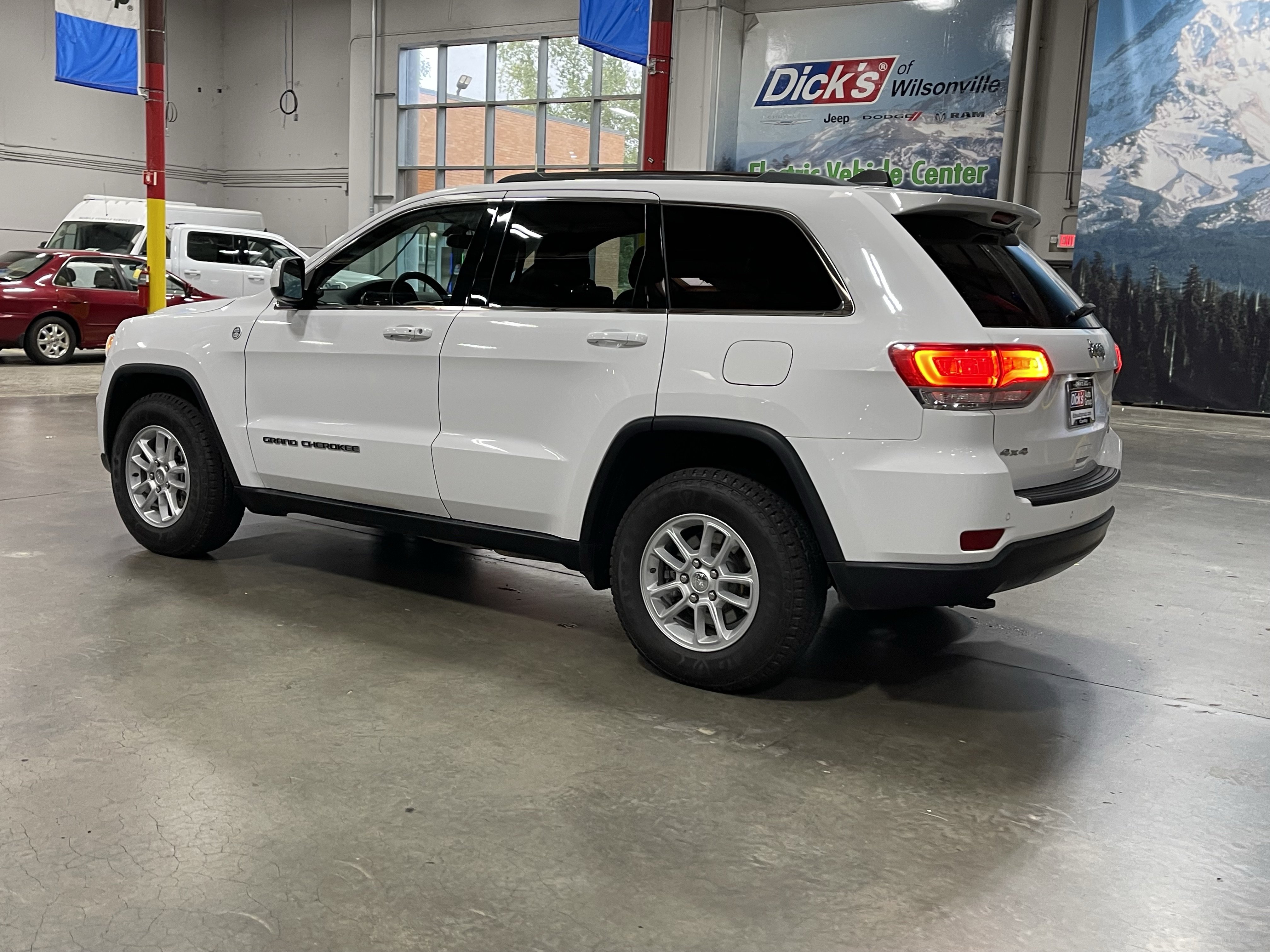 Used 2018 Jeep Grand Cherokee Laredo AWD/4WD image 3