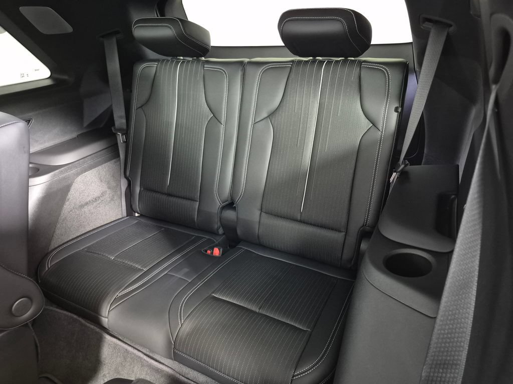 New 2027 Cadillac Vistiq Sport w/ LPO, Floor Liner Package AWD/4WD image 27
