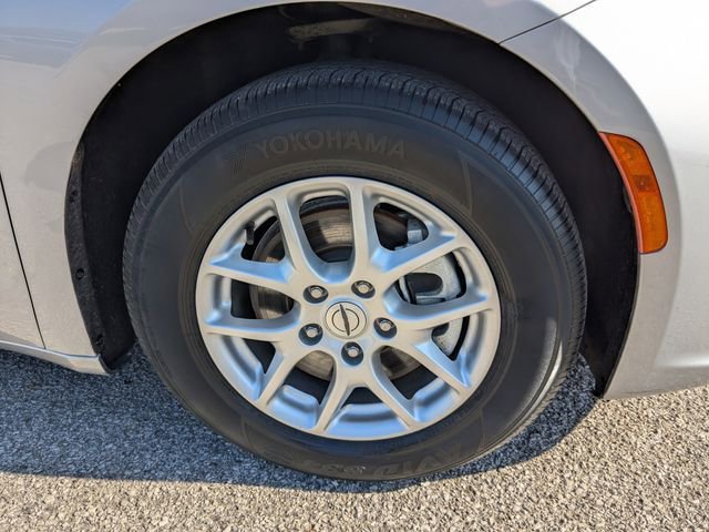 Used 2023 Chrysler Pacifica Touring-L FWD image 9