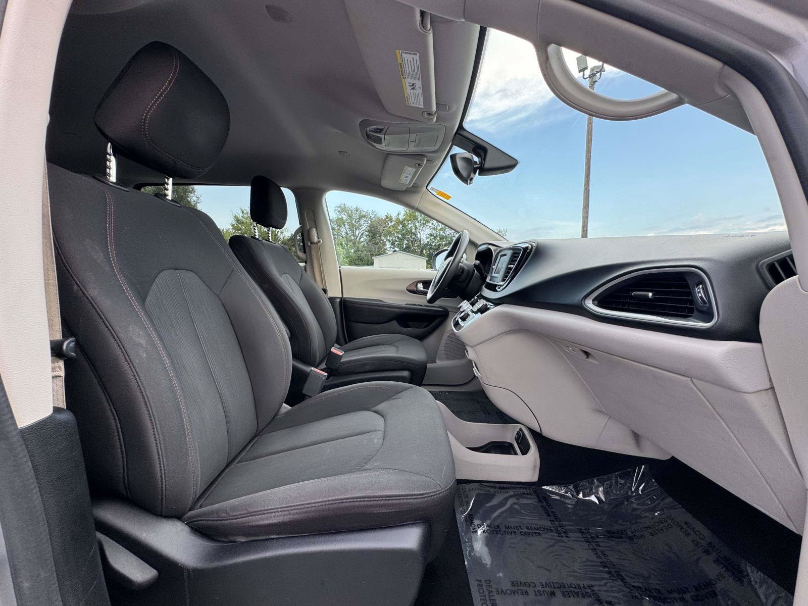 Used 2017 Chrysler Pacifica LX FWD image 18