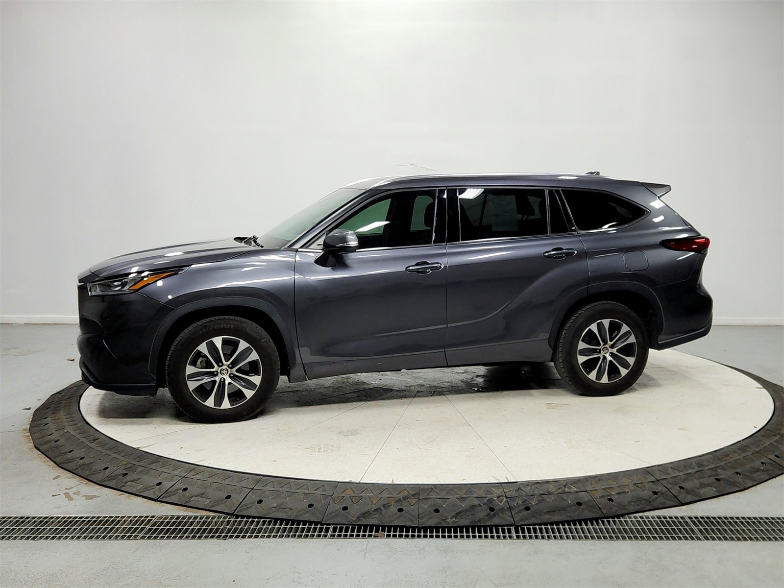 Used 2020 Toyota Highlander XLE image 4