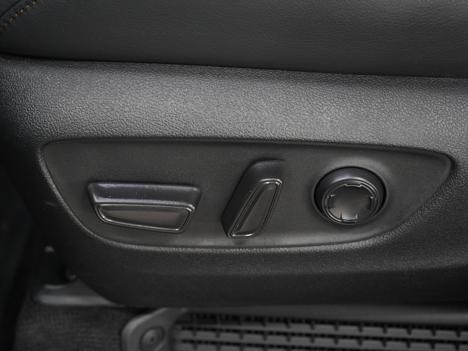 Used 2025 Toyota Sienna Platinum AWD/4WD image 32