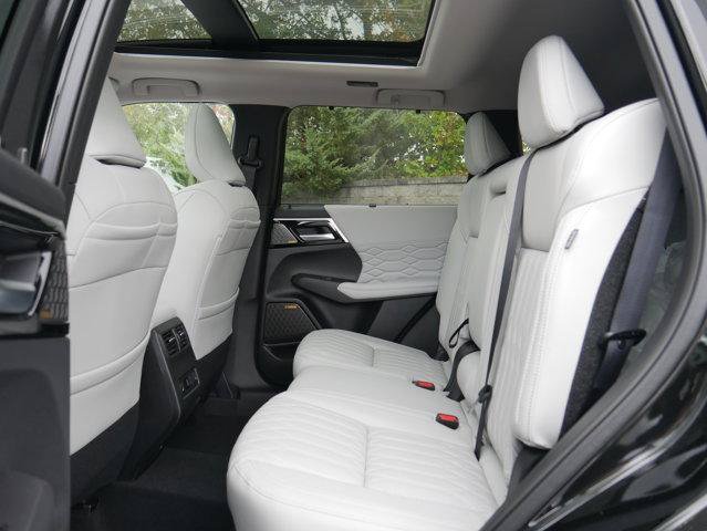 Used 2025 Mitsubishi Outlander AWD image 14