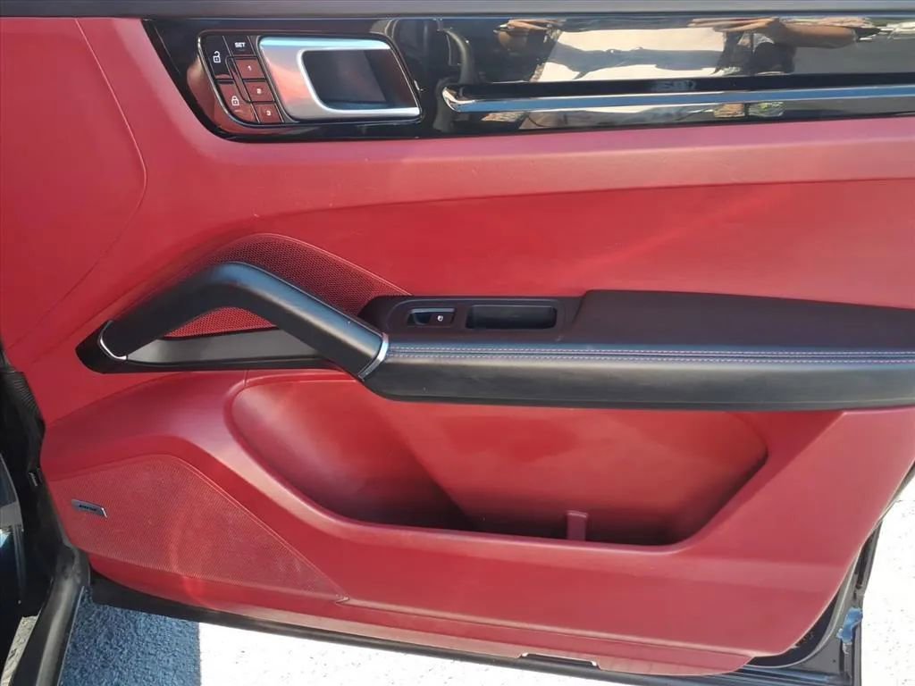 Used 2021 Porsche Cayenne S image 9