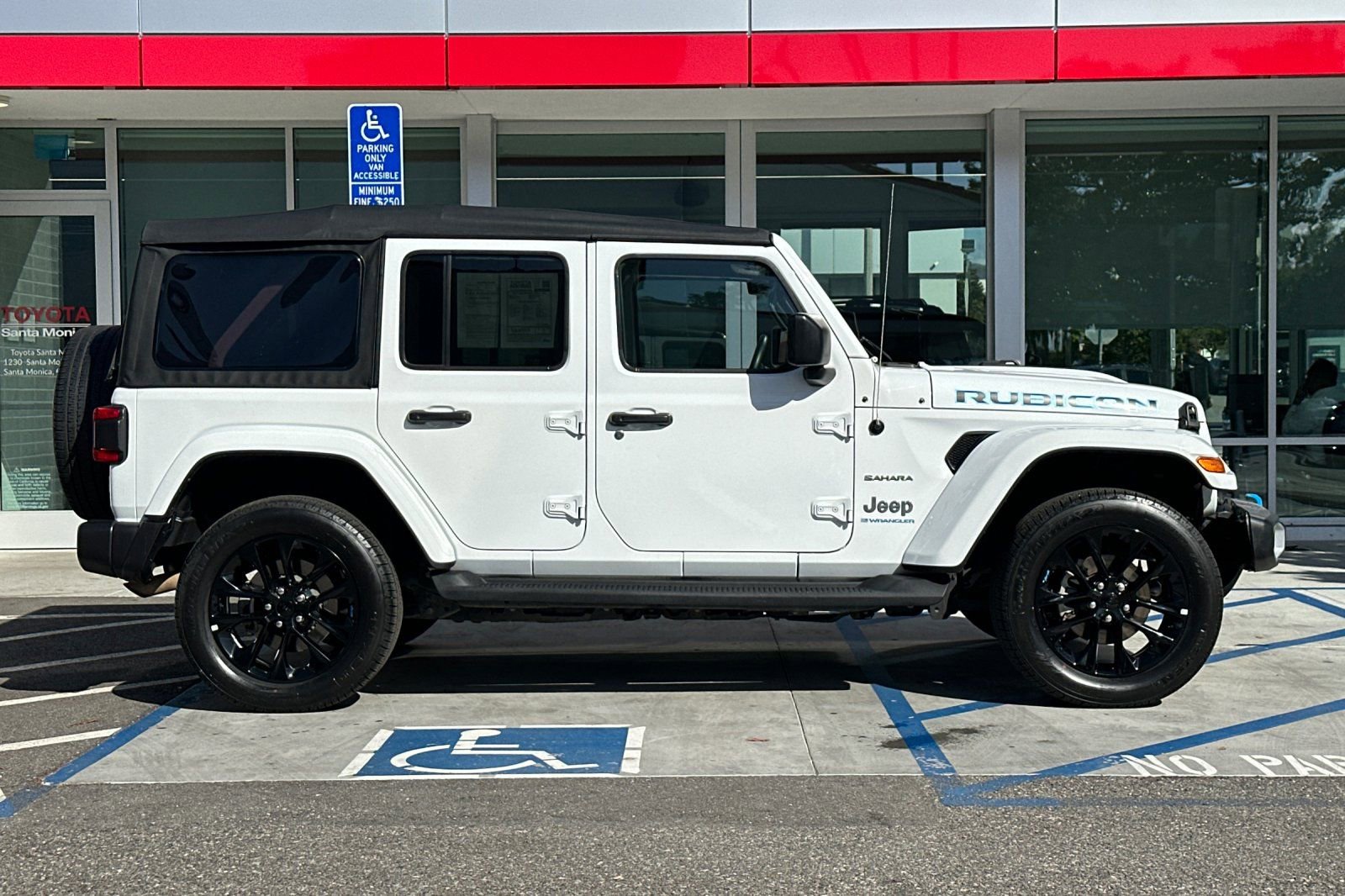 Used 2023 Jeep Wrangler Unlimited Sahara AWD/4WD image 3