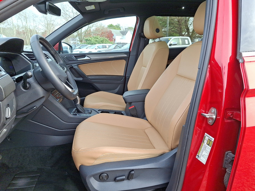 Used 2023 Volkswagen Tiguan SE w/ Panoramic Sunroof Package image 23