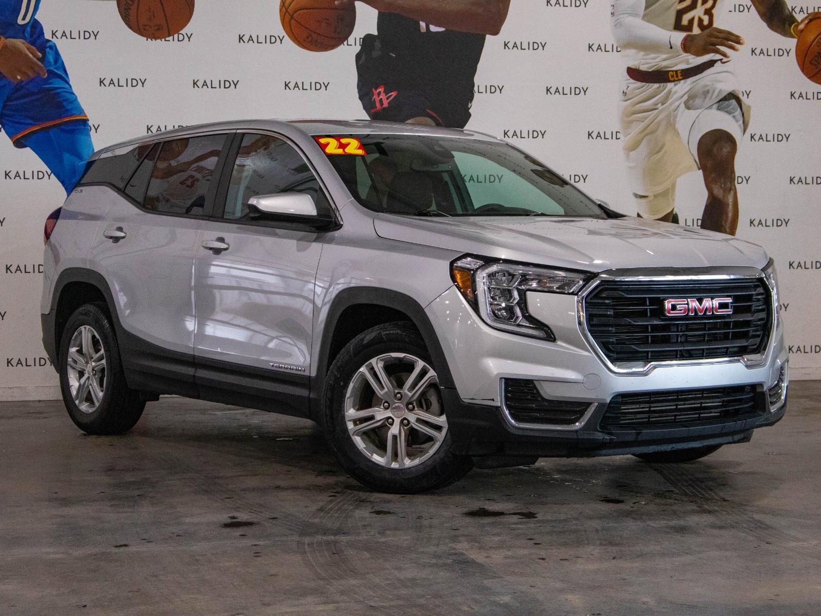 Used 2022 GMC Terrain SLE image 2
