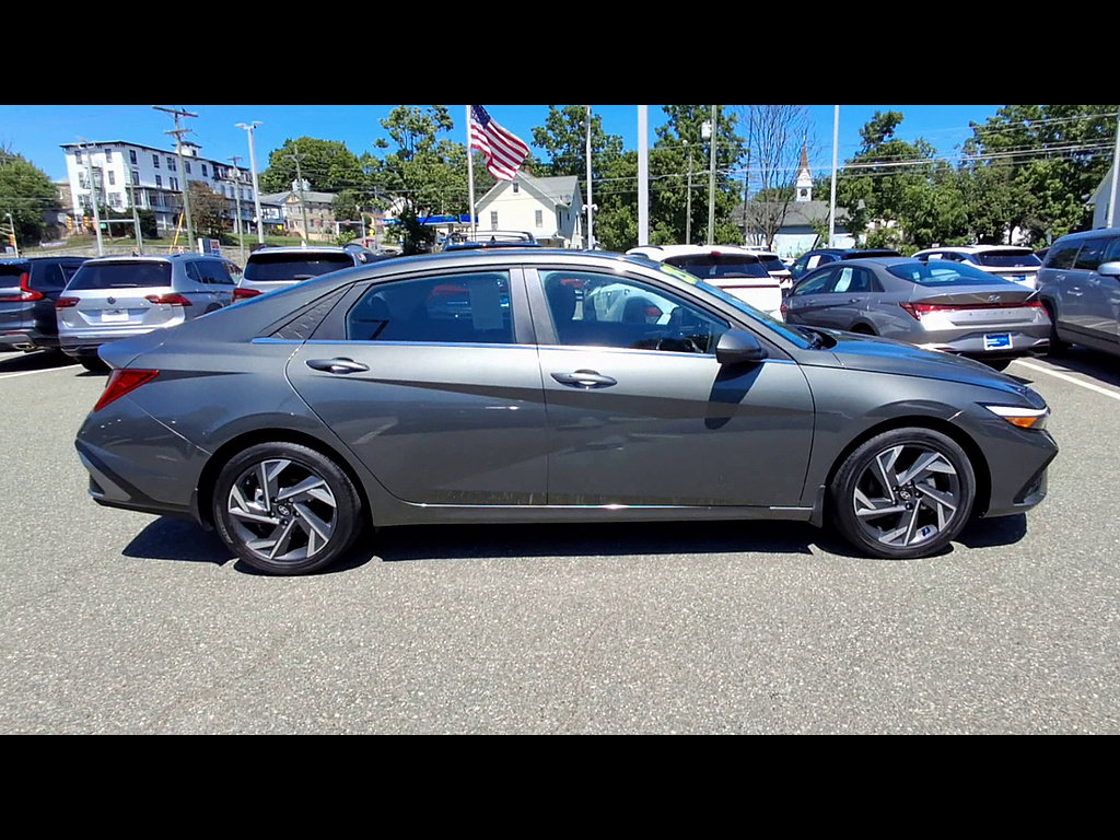 Certified 2025 Hyundai Elantra SEL FWD image 9