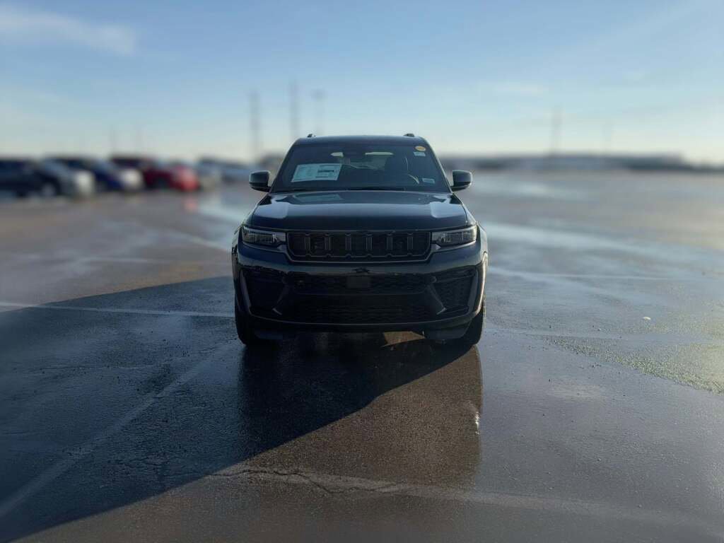 New 2026 Jeep Grand Cherokee Altitude image 2