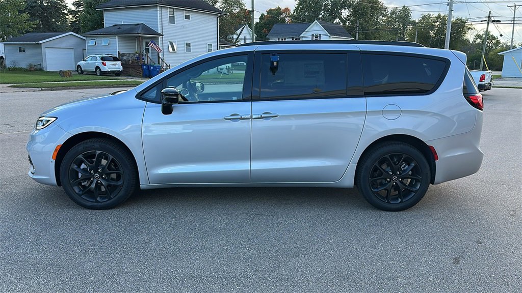 New 2026 Chrysler Pacifica Limited w/ S Appearance Package image 4