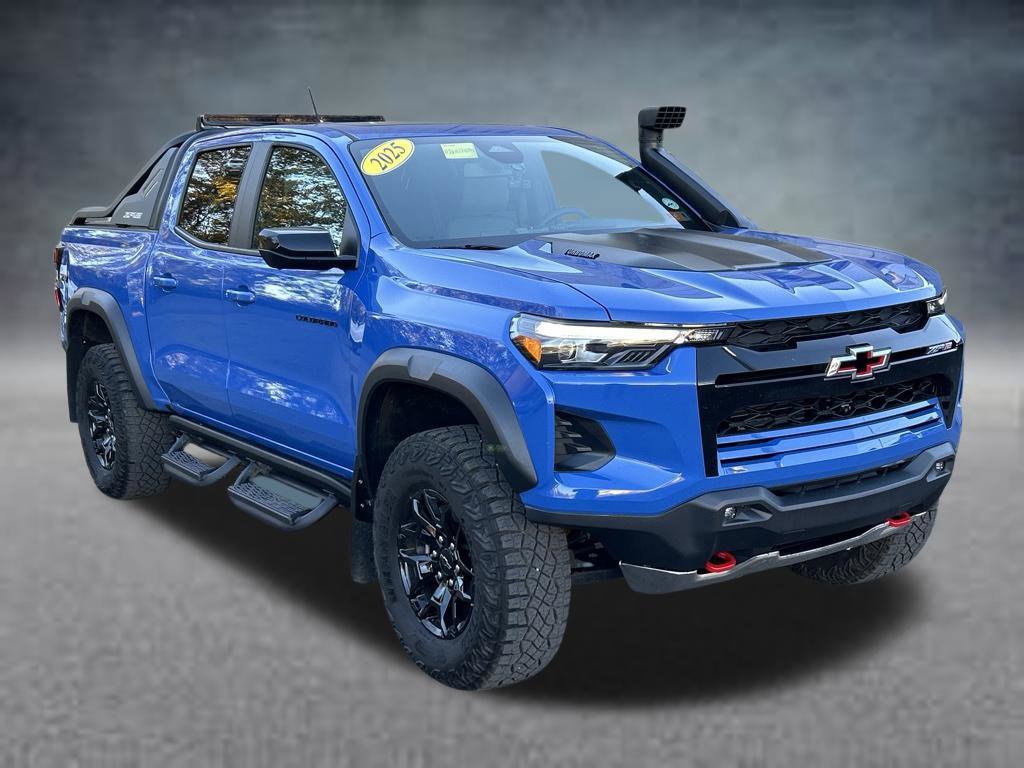 Used 2025 Chevrolet Colorado ZR2 w/ Midnight Edition AWD/4WD image 8