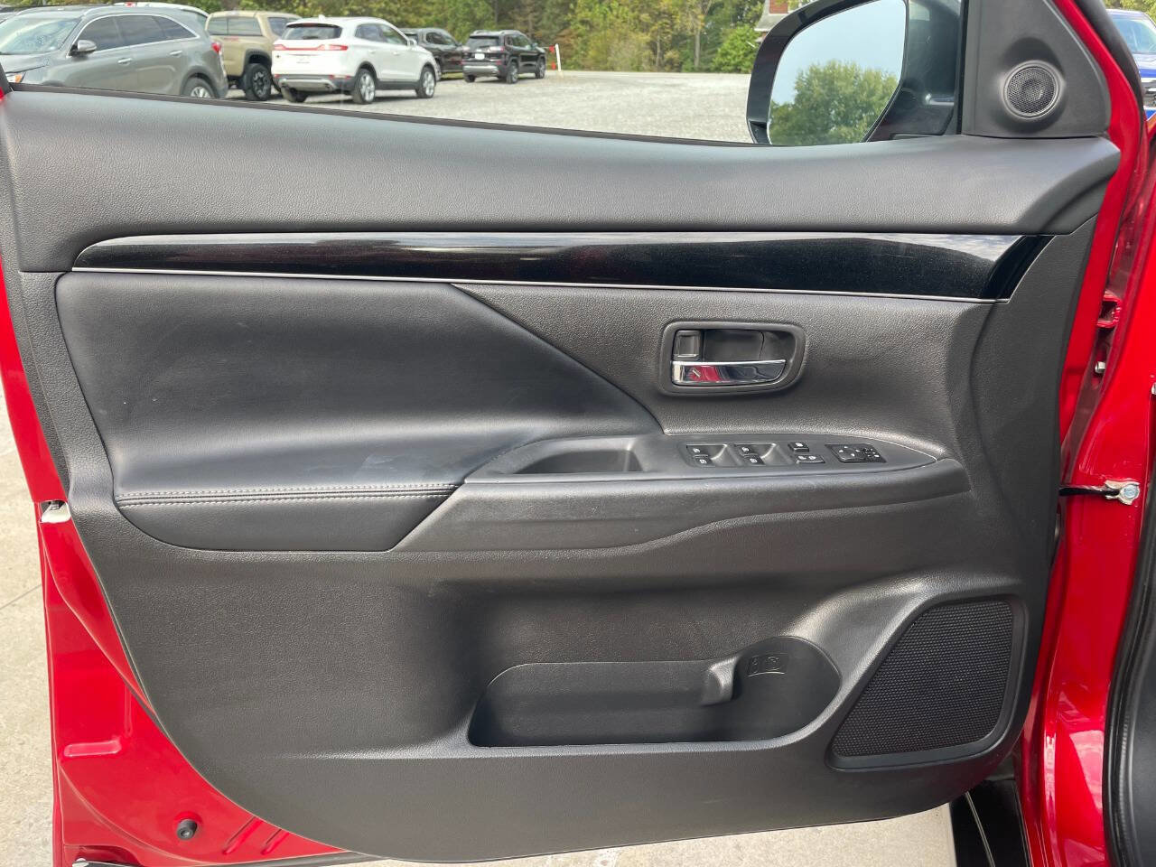 Used 2020 Mitsubishi Outlander SE image 29