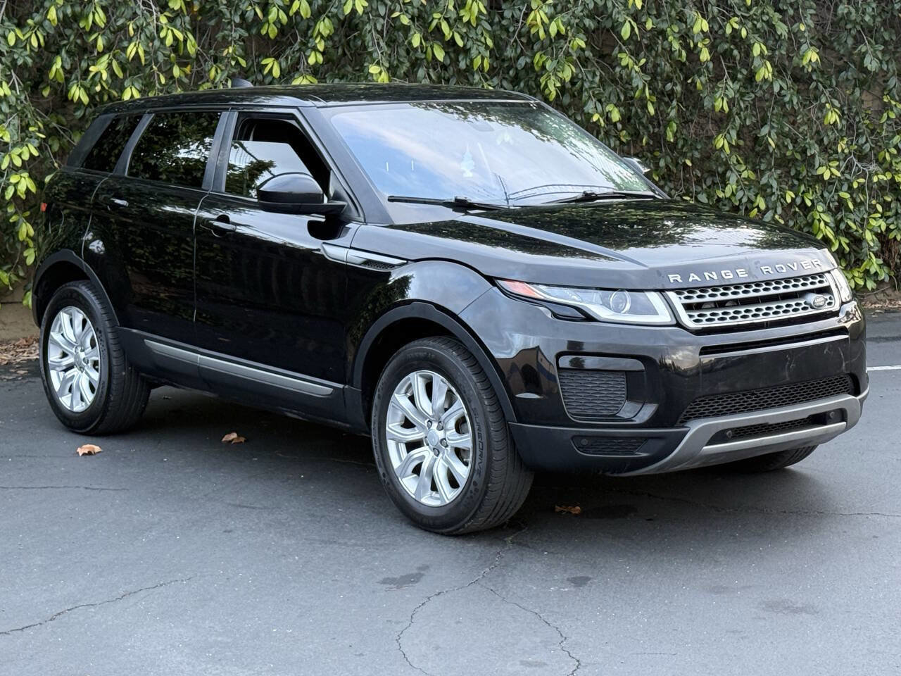 Used 2018 Land Rover Range Rover Evoque SE image 3