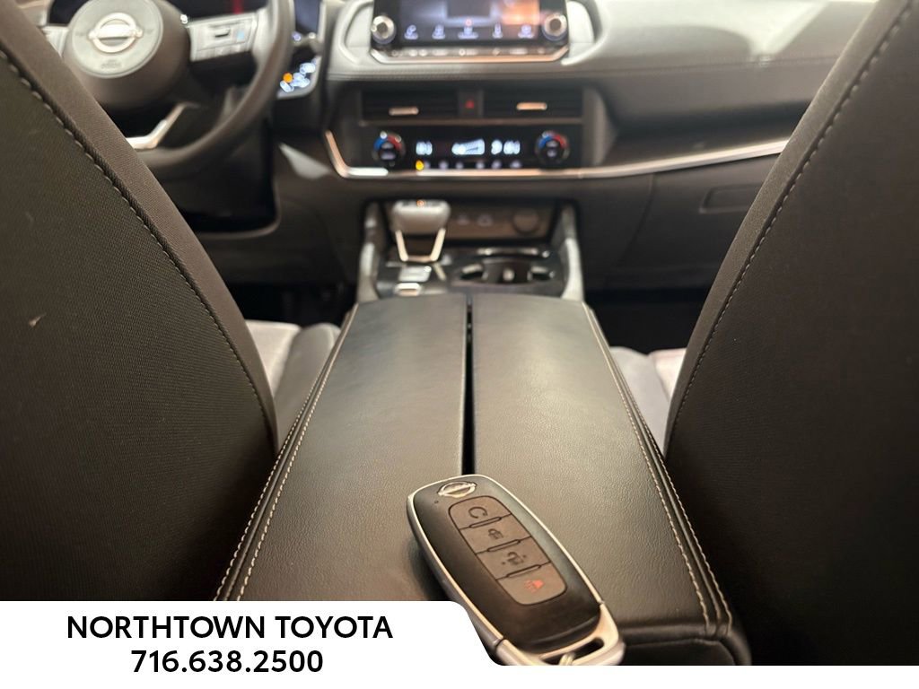 Used 2023 Nissan Rogue SV image 34