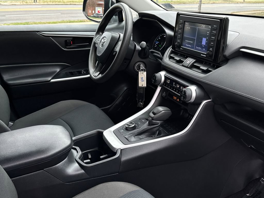 Used 2022 Toyota RAV4 LE image 11