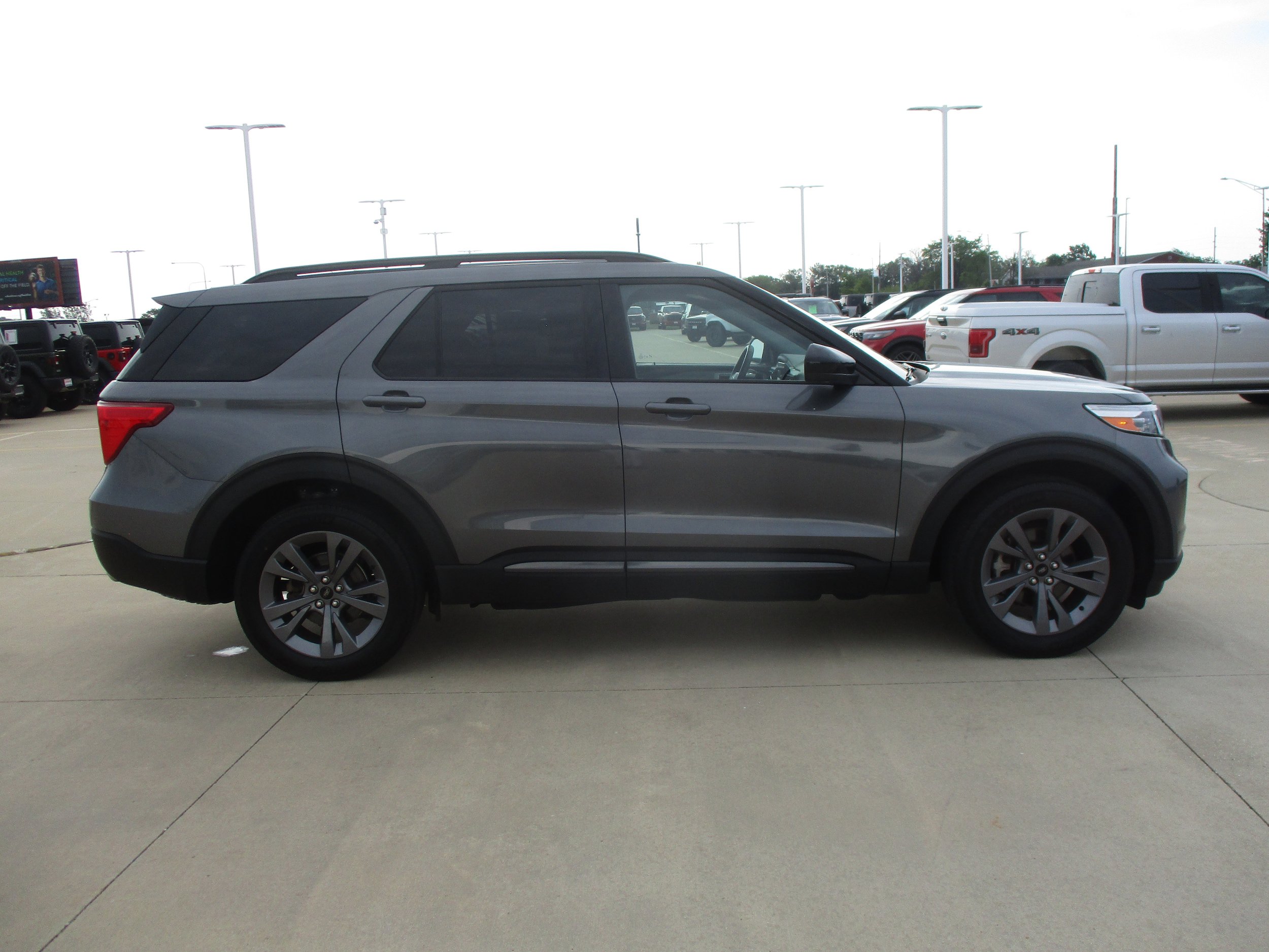 Used 2023 Ford Explorer XLT w/ Equipment Group 202A AWD/4WD image 9