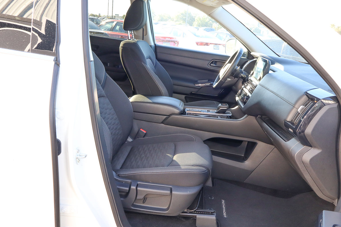 Used 2025 Nissan Pathfinder SV image 24