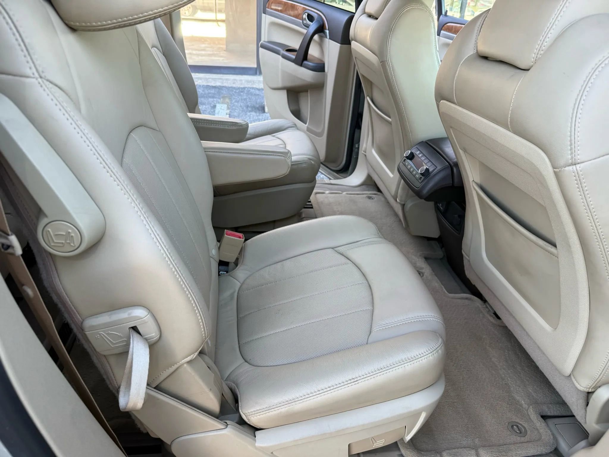 Used 2011 Buick Enclave CXL image 23