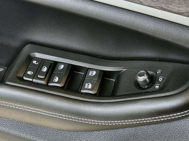Used 2024 Jeep Grand Cherokee Limited w/ Black Appearance Package RWD image 18