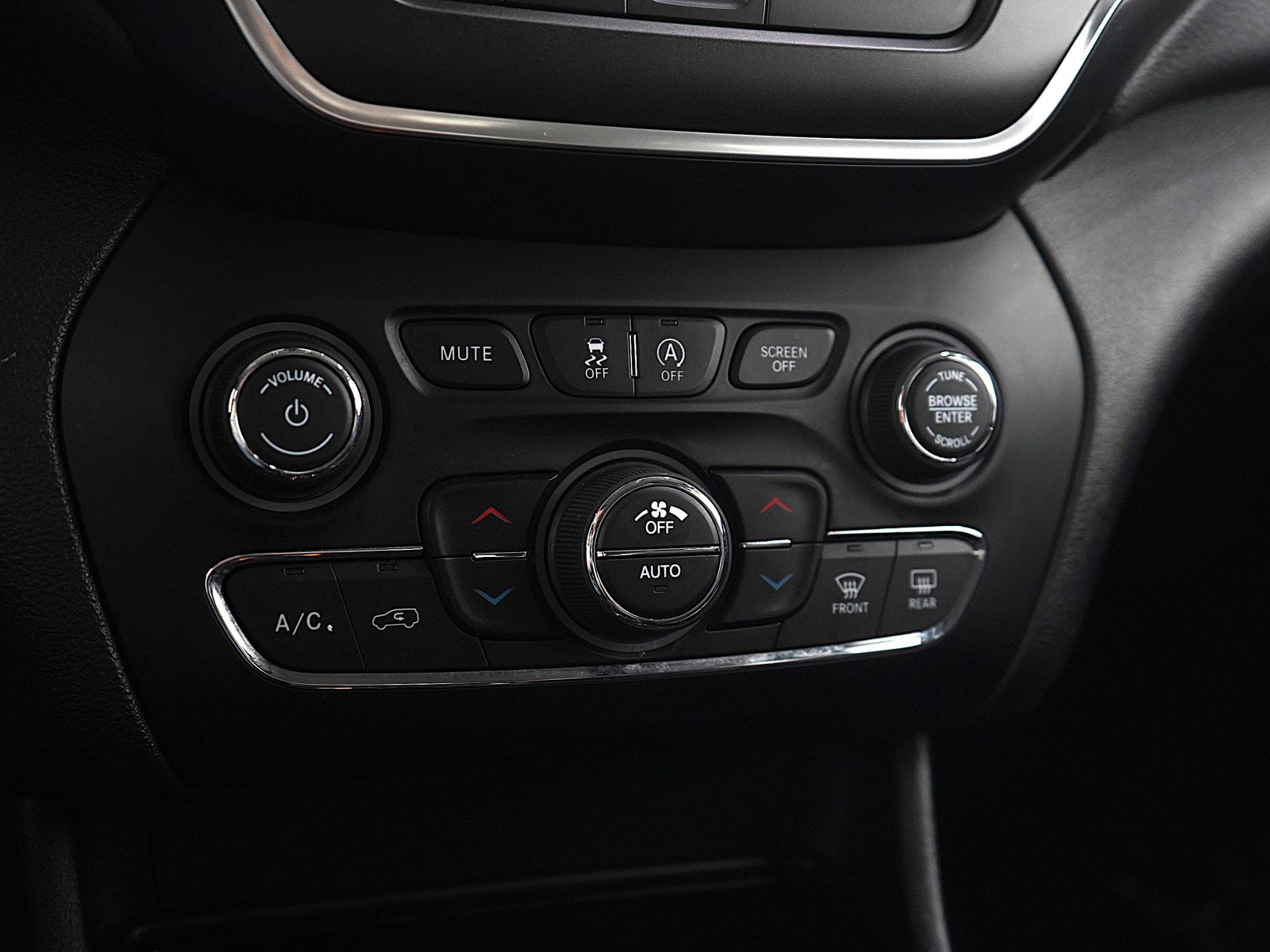 Used 2019 Jeep Cherokee Trailhawk w/ Cold Weather Group image 21