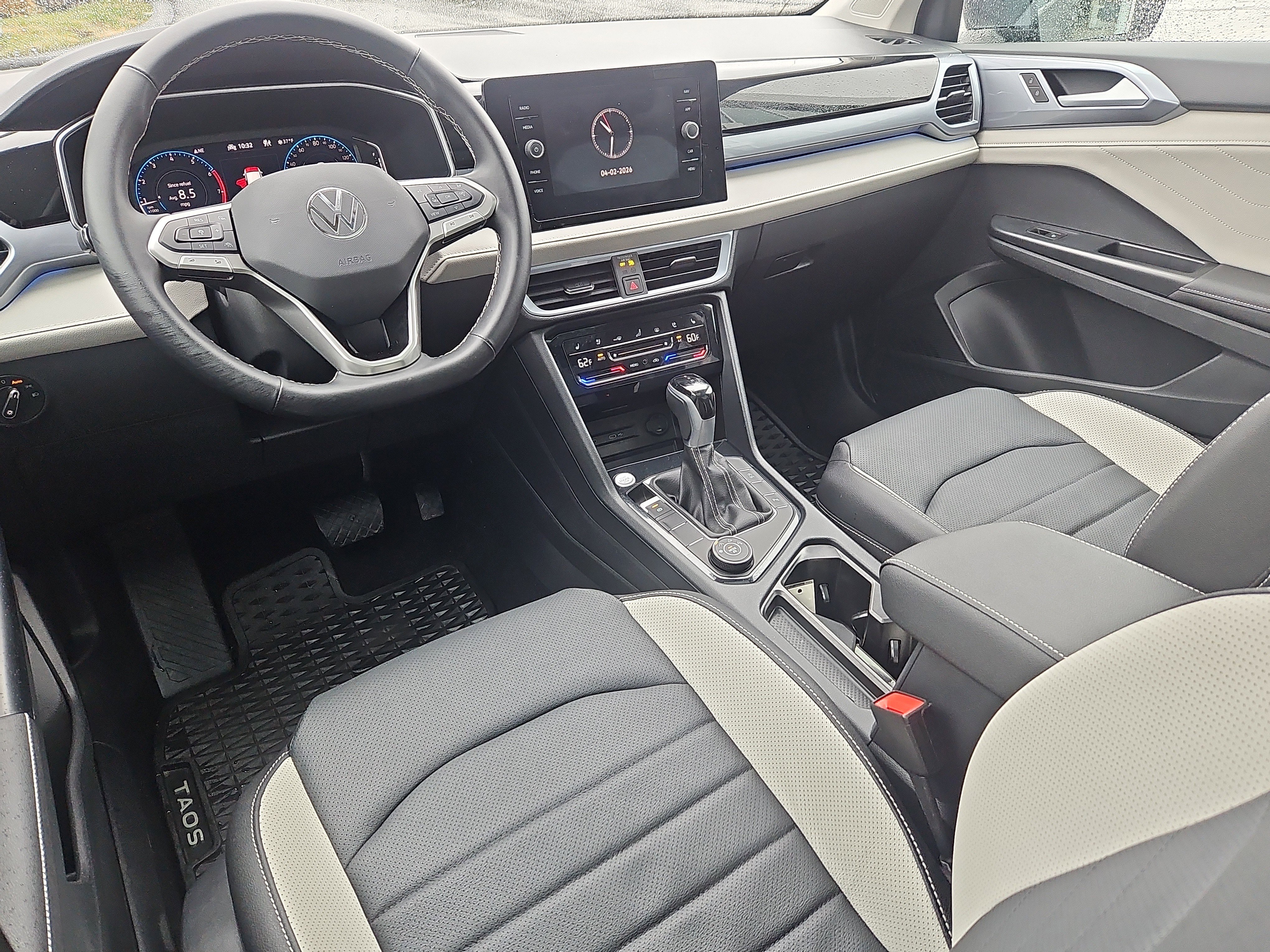 Used 2025 Volkswagen Taos SEL image 3