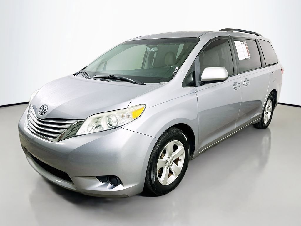 Used 2017 Toyota Sienna LE image 3