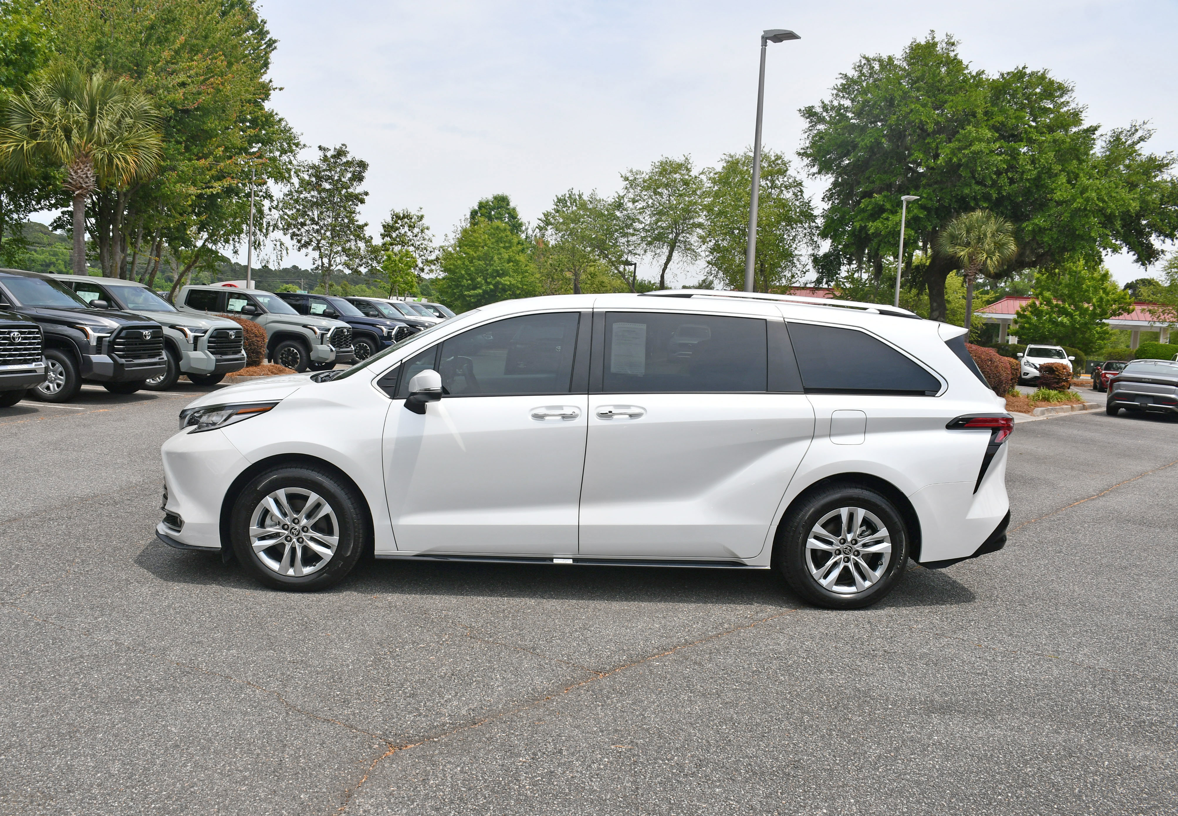 Used 2022 Toyota Sienna Limited FWD image 2