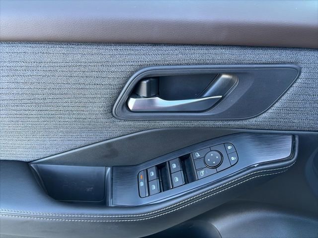 Used 2023 Nissan Rogue SV image 11