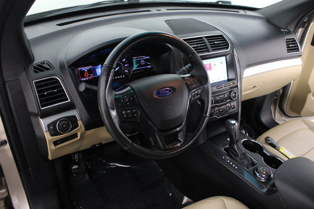 Used 2017 Ford Explorer XLT w/ Equipment Group 202A AWD/4WD image 8