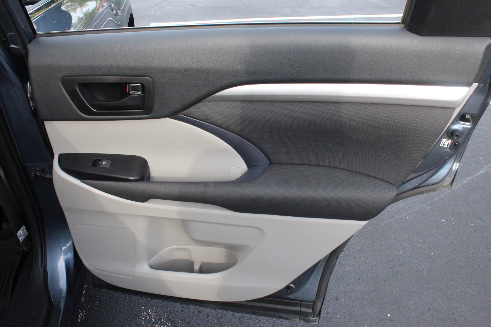 Used 2019 Toyota Highlander LE FWD image 28
